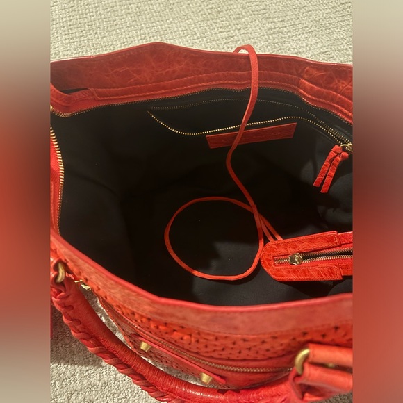 BALENCIAGA 
Agneau Laser Cut Cross Classic Gold Hardware City Tomate - Picture 7 of 13